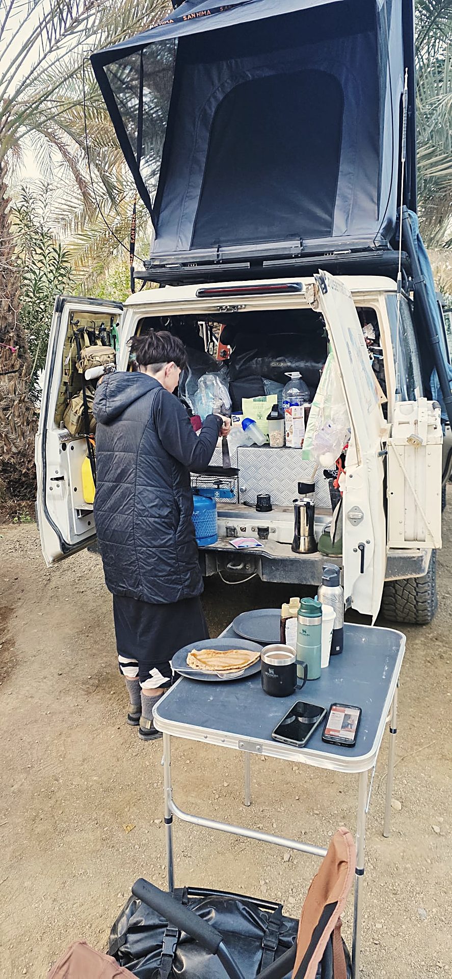 Koken bij de achterklep met de LCM daktent open, dagelijks gebruik onderweg