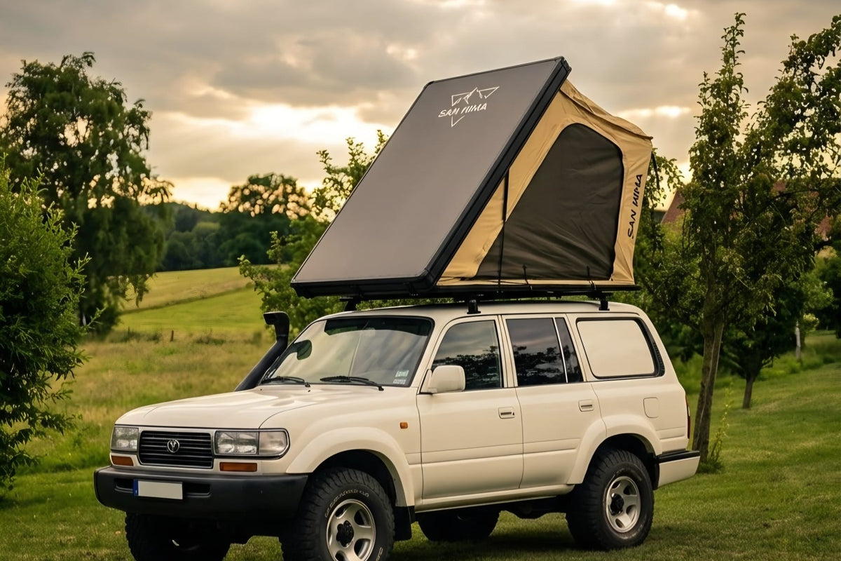 LCM Savannah hardshell daktent opengeklapt op Toyota Land Cruiser in het weiland