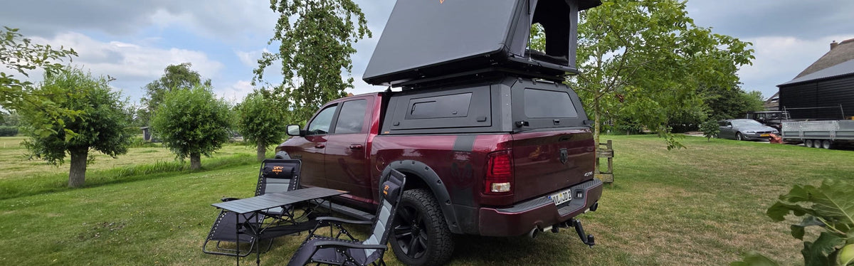 SAN HIMA campingstoelen en aluminium campingtafel bij een pick-up met daktent in het weiland