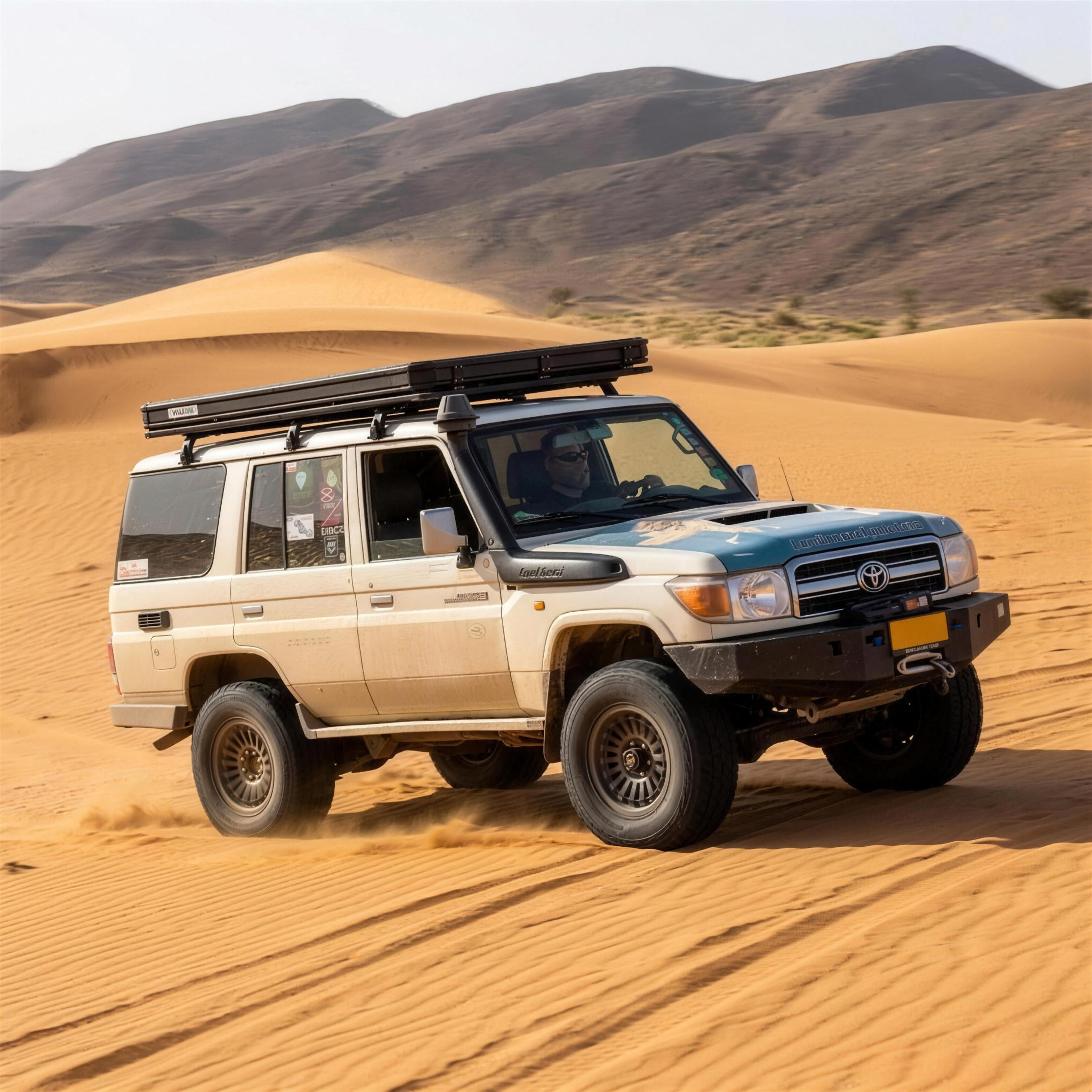 Toyota Land Cruiser met LCM hardshell daktent in de duinen van Mauritanië