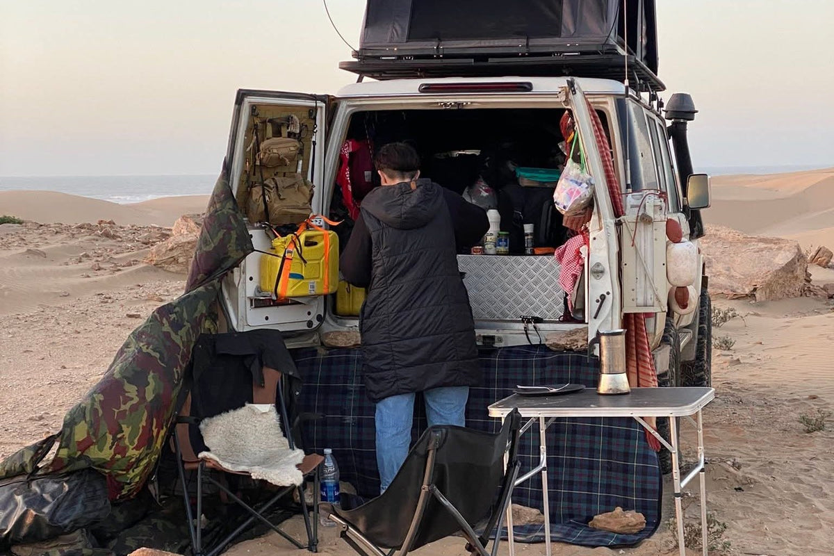 LCM hardshell daktent opengeklapt in de schemering in de Sahara