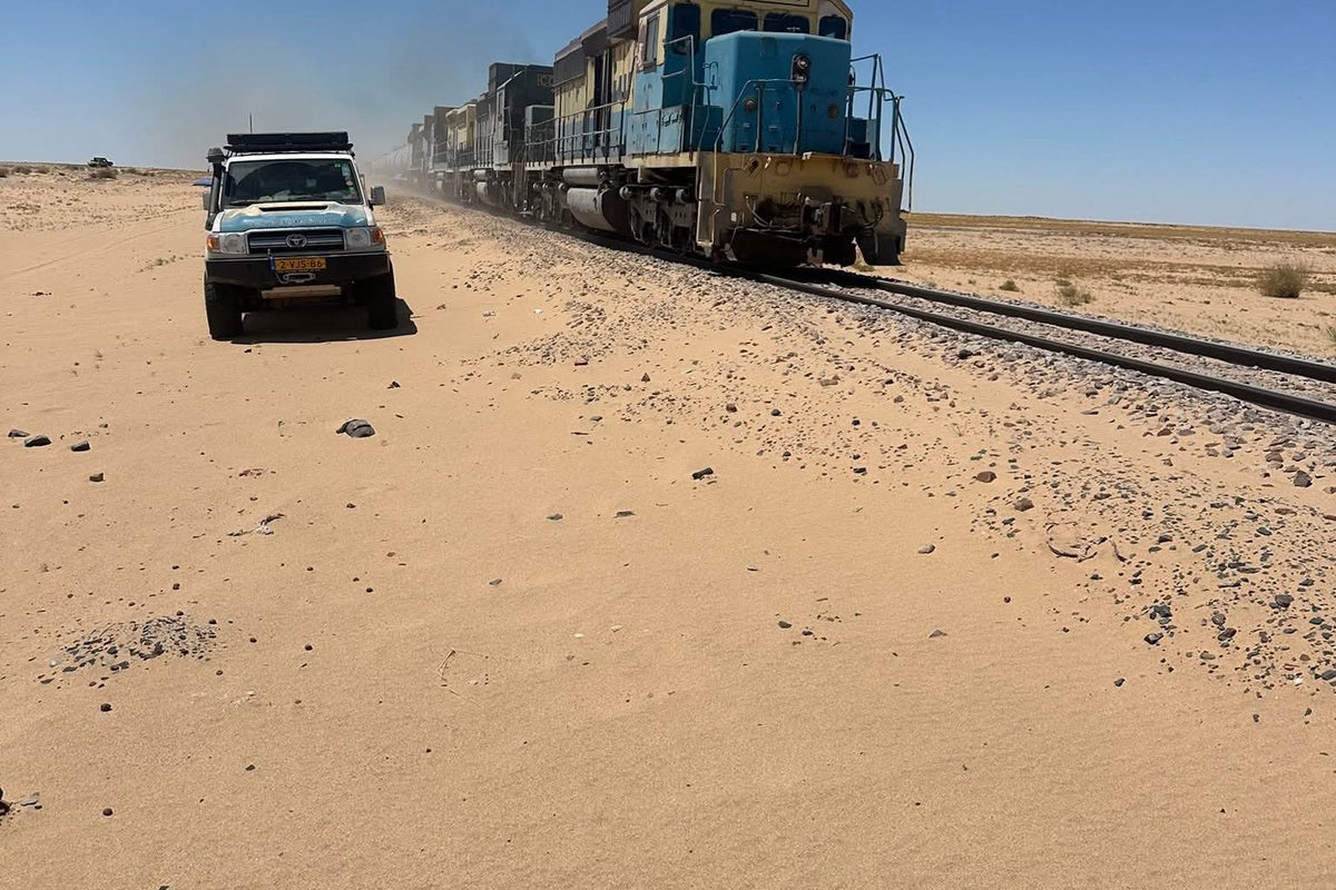 Toyota Land Cruiser met LCM daktent naast de ertstrein in Mauritanië