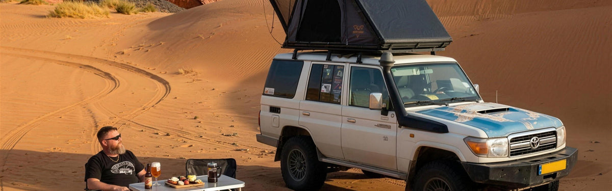 Land Cruiser met opengeklapte LCM daktent en campingset in de woestijn van Mauritanië