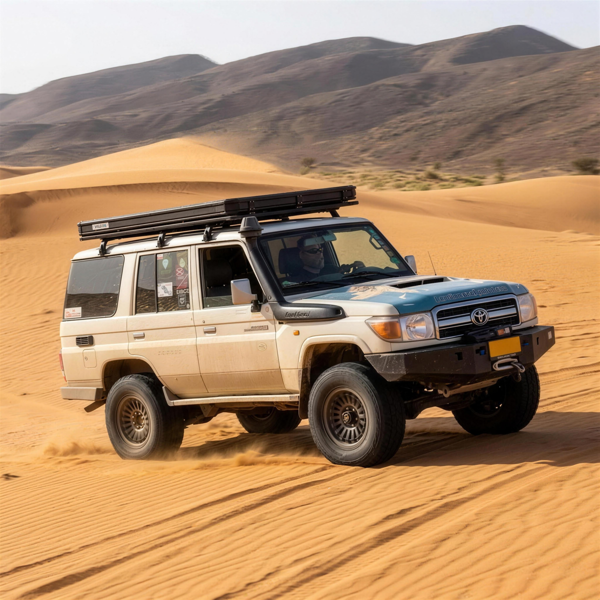 Toyota Land Cruiser met LCM hardshell daktent in de duinen van Mauritanië