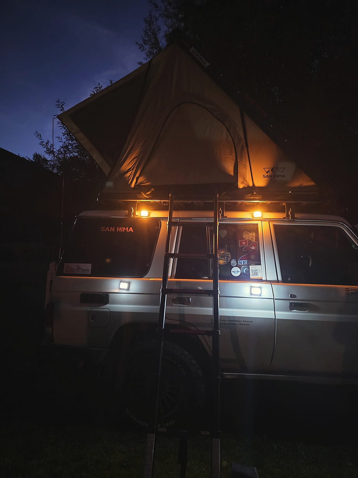 LCM hardshell daktent open bij nacht met de verlichting aan op een Land Cruiser