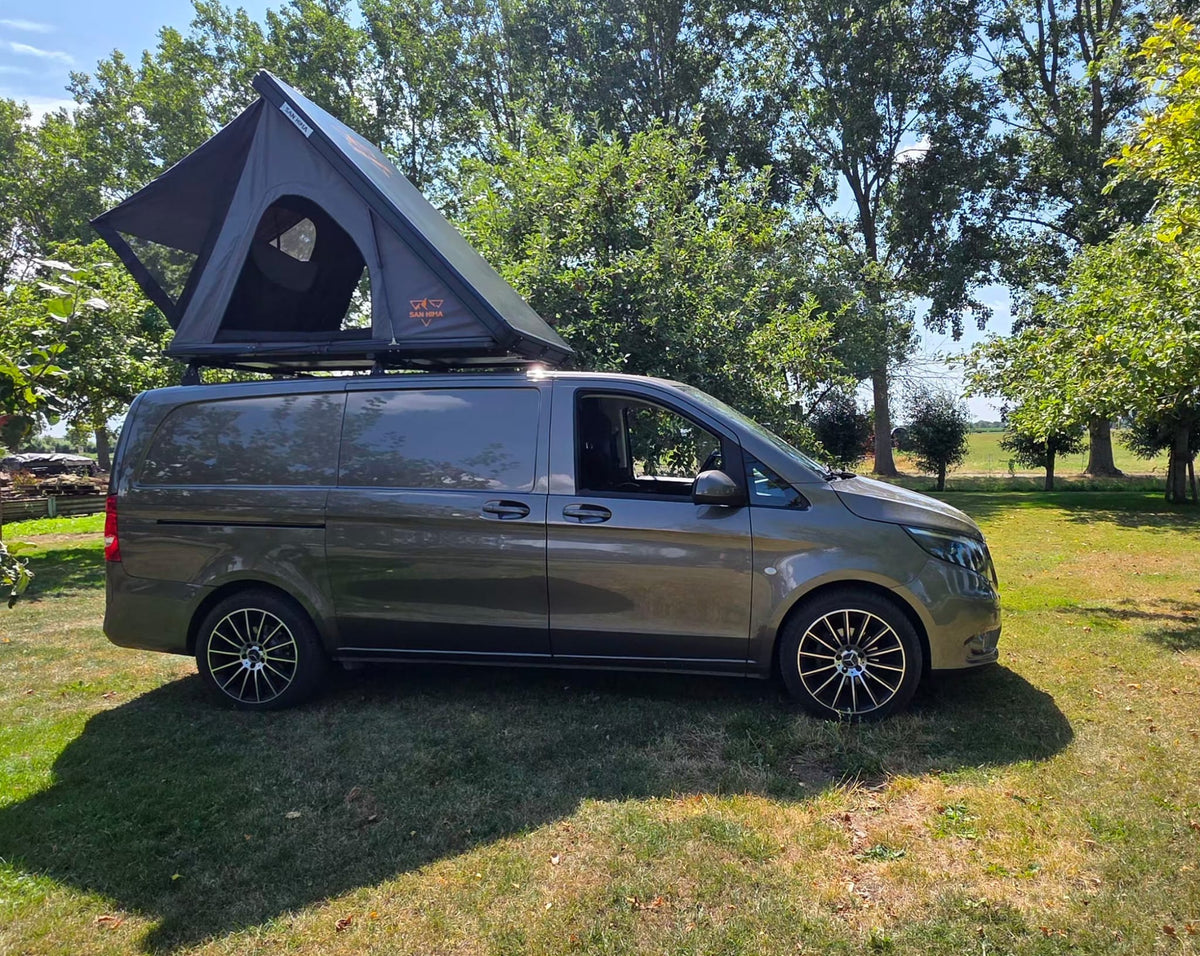 Mercedes Vito van een klant met opengeklapte LCM hardshell daktent op het dak, zijaanzicht