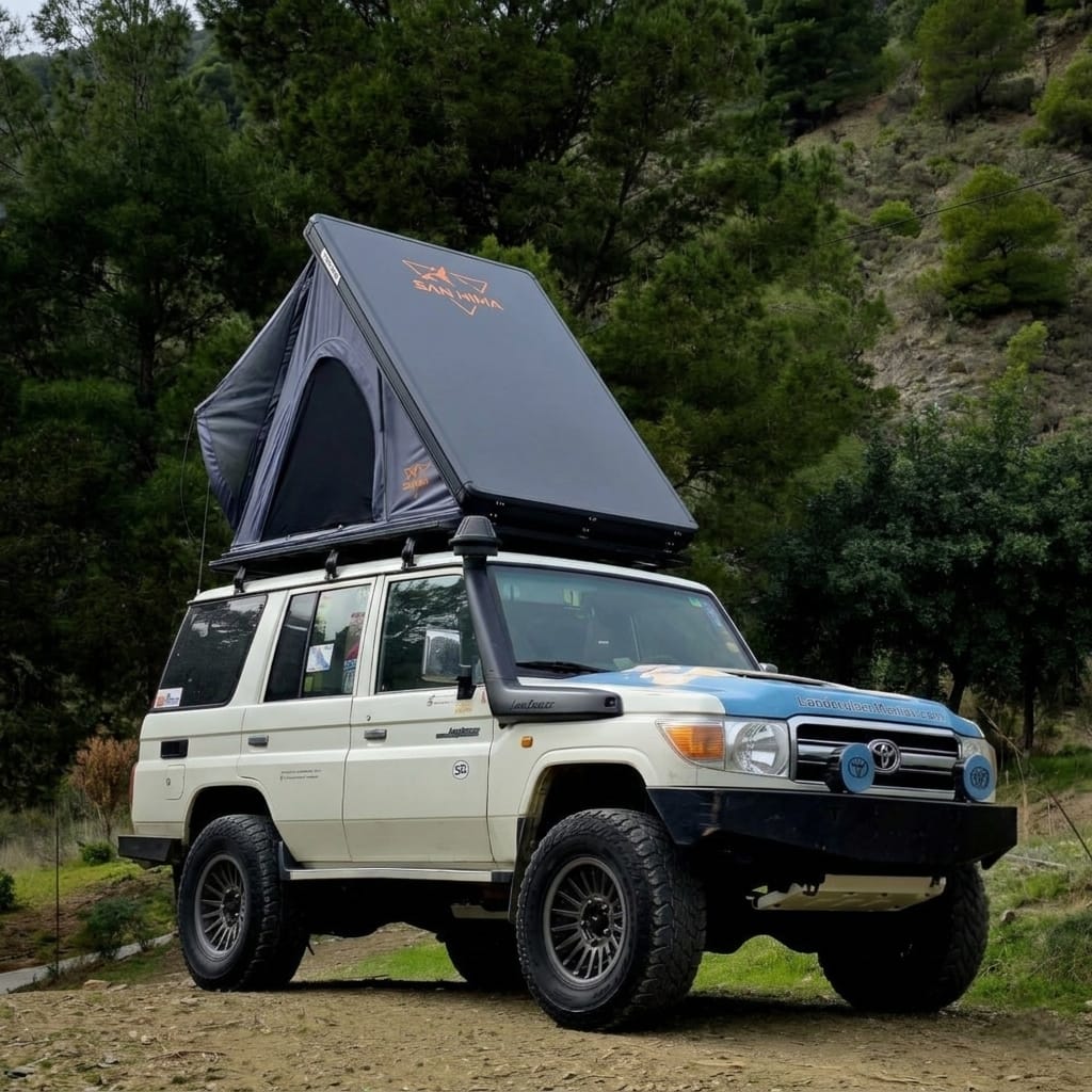 LCM Offroad hardshell daktent opengeklapt op een 4x4, reservering met aanbetaling