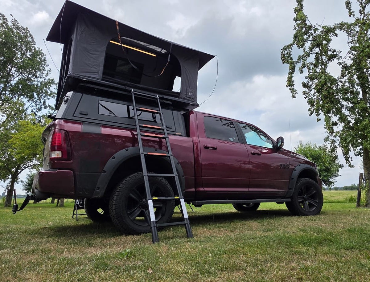 LCM Offroad Oasis hardshell daktent opengeklapt op een RAM pick-up, met telescopische ladder