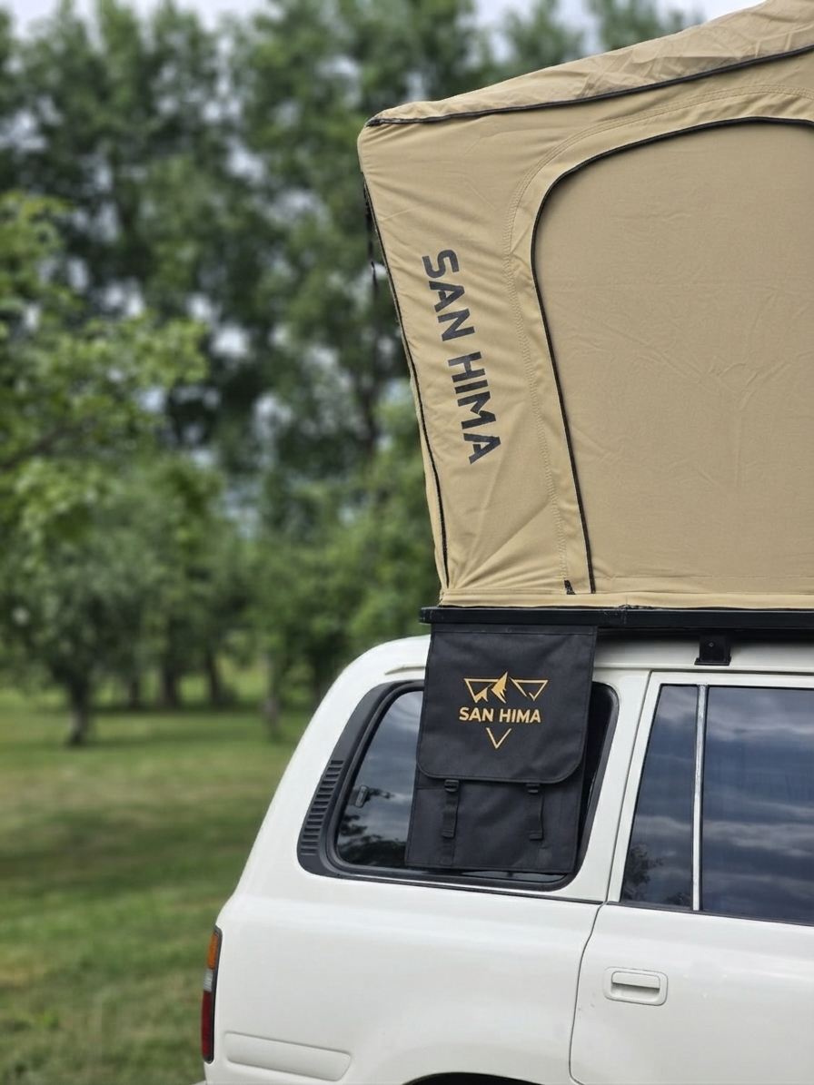 Close-up van de opengeklapte LCM Offroad Savannah hardshell daktent in khaki met schoenenvak aan een Toyota Land Cruiser
